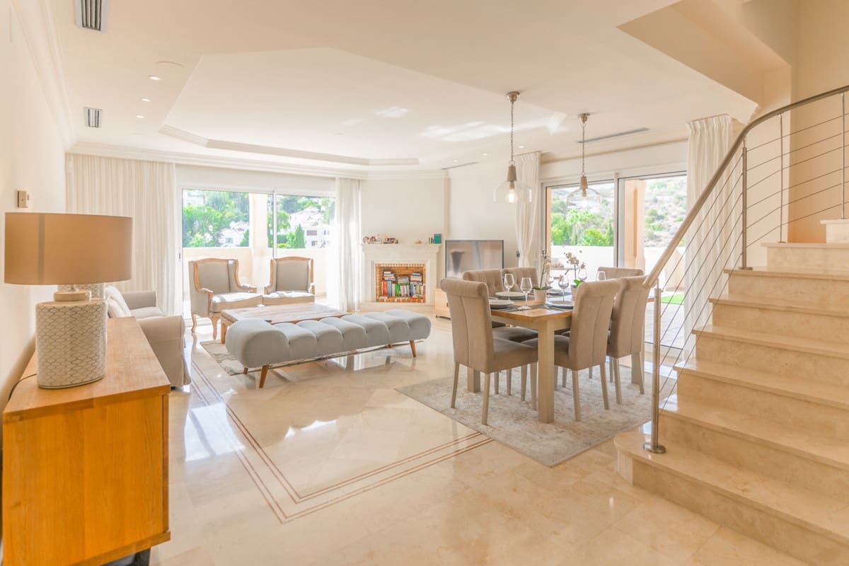 3 soverom Penthouse til salgs i Nueva Andalucia med svømmebasseng garasje - € 1 100 000 (Ref: 9540176)