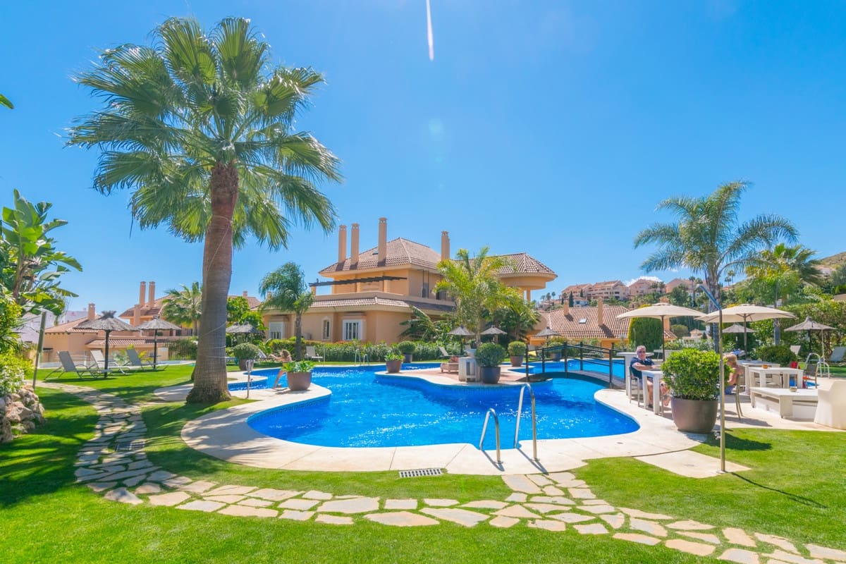 3 soverom Penthouse til salgs i Nueva Andalucia med svømmebasseng garasje - € 1 100 000 (Ref: 9540176)