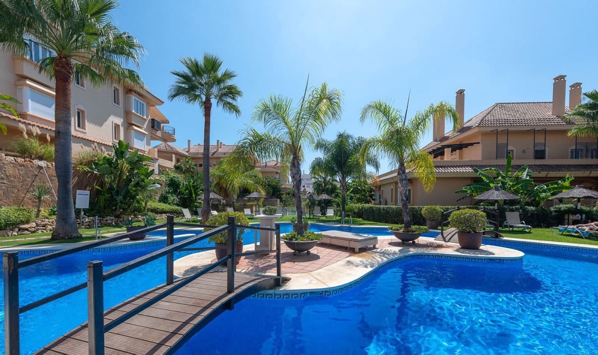 3 soverom Penthouse til salgs i Nueva Andalucia med svømmebasseng garasje - € 1 100 000 (Ref: 9540176)