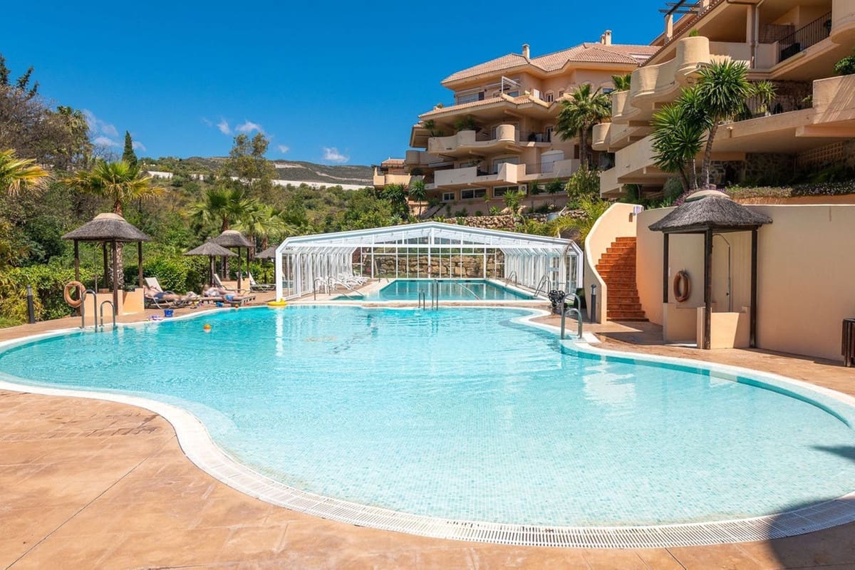 3 soverom Penthouse til salgs i Nueva Andalucia med svømmebasseng garasje - € 1 100 000 (Ref: 9540176)