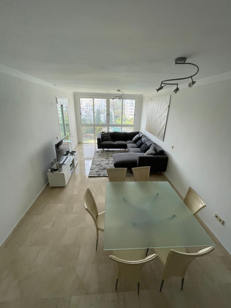 Ático de 4 habitaciones en Puerto Banus en venta con piscina - 1.100.000 € (Ref: 9540177)