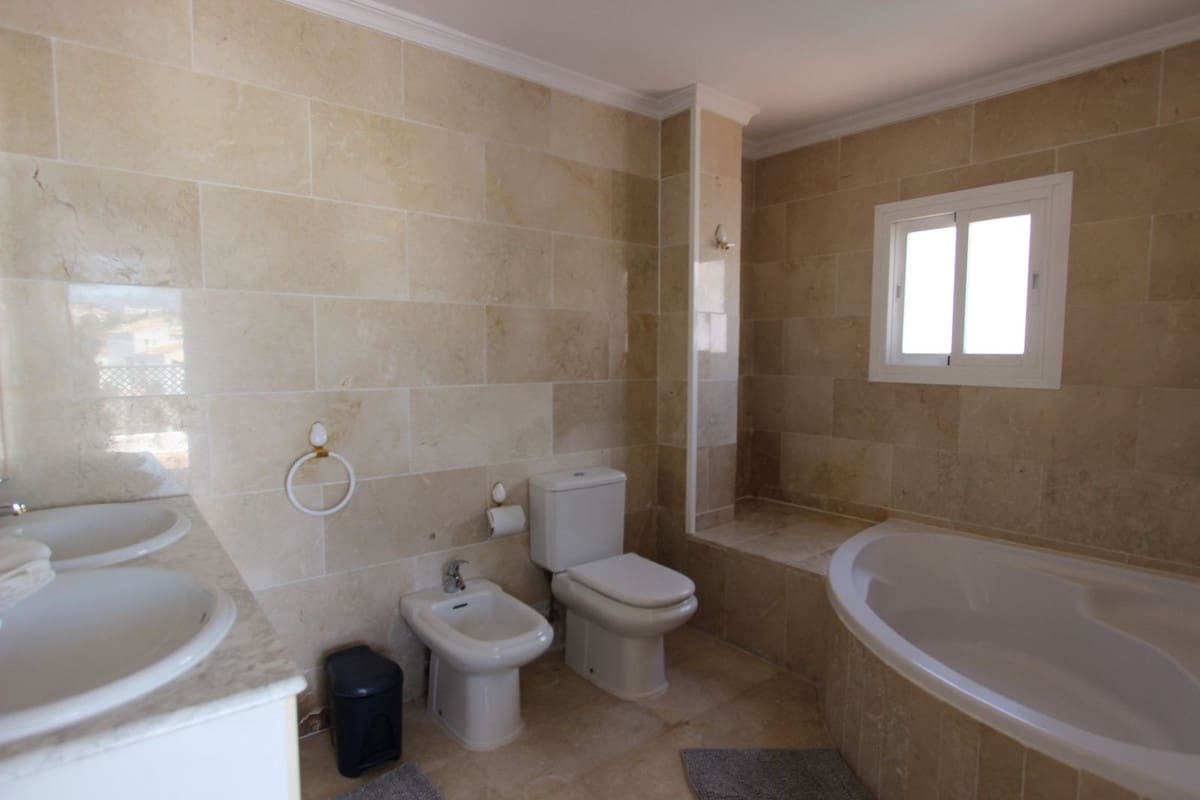 Ático de 4 habitaciones en Puerto Banus en venta con piscina - 1.100.000 € (Ref: 9540177)