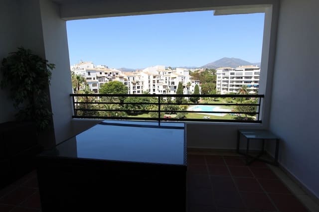 Ático de 4 habitaciones en Puerto Banus, Marbella en venta con piscina - 1.100.000 € (Ref: 9540177)