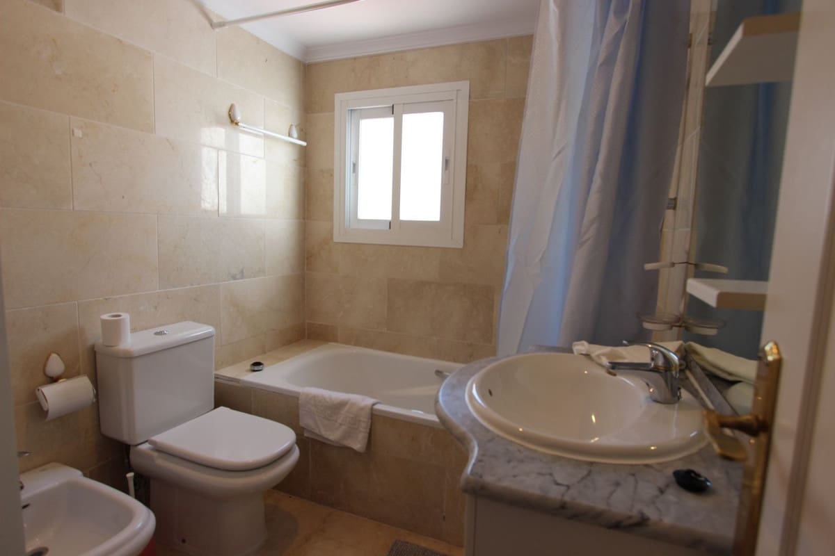 Ático de 4 habitaciones en Puerto Banus en venta con piscina - 1.100.000 € (Ref: 9540177)