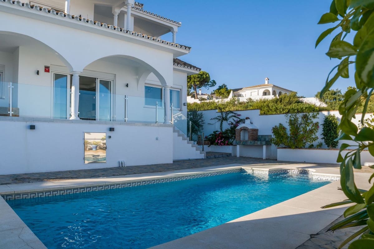 4 soverom Villa til salgs i La Duquesa / Puerto de la Duquesa med svømmebasseng - € 1 100 000 (Ref: 9540178)