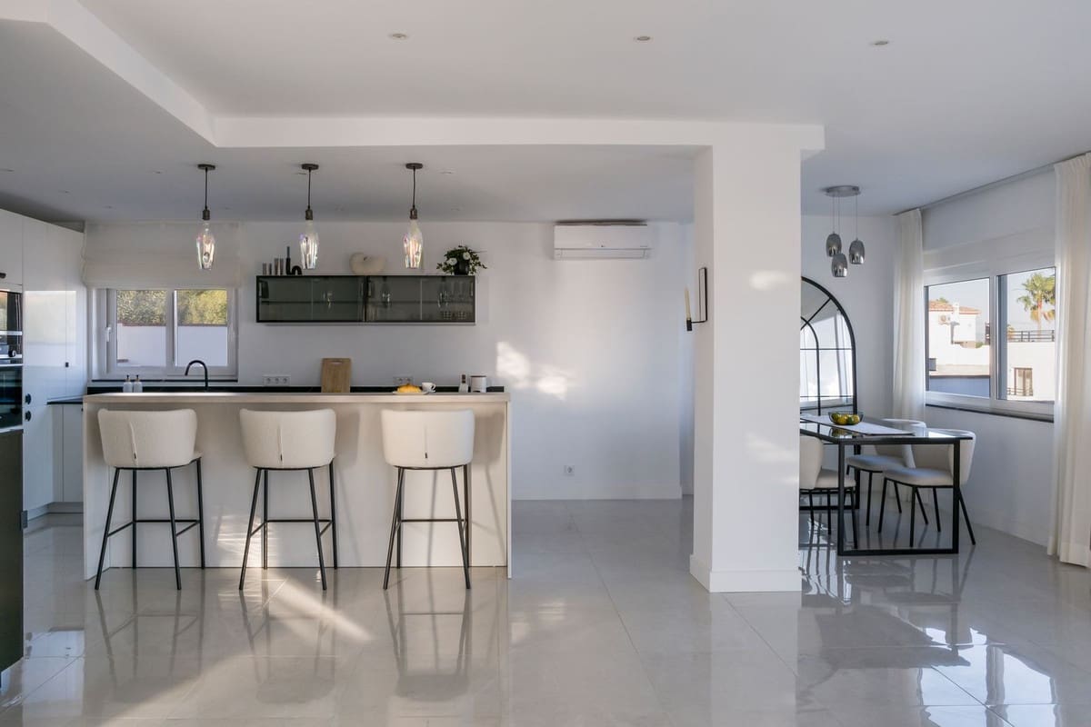 4 soverom Villa til salgs i La Duquesa / Puerto de la Duquesa med svømmebasseng - € 1 100 000 (Ref: 9540178)