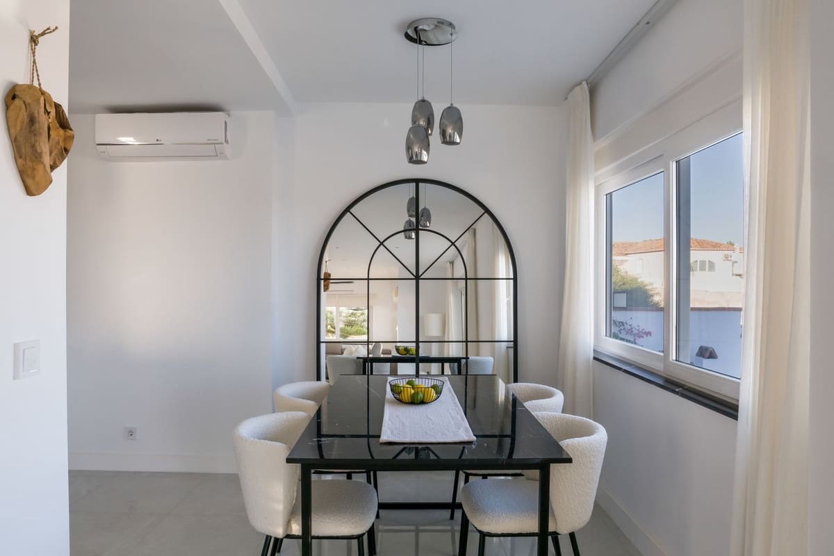 4 soverom Villa til salgs i La Duquesa / Puerto de la Duquesa med svømmebasseng - € 1 100 000 (Ref: 9540178)