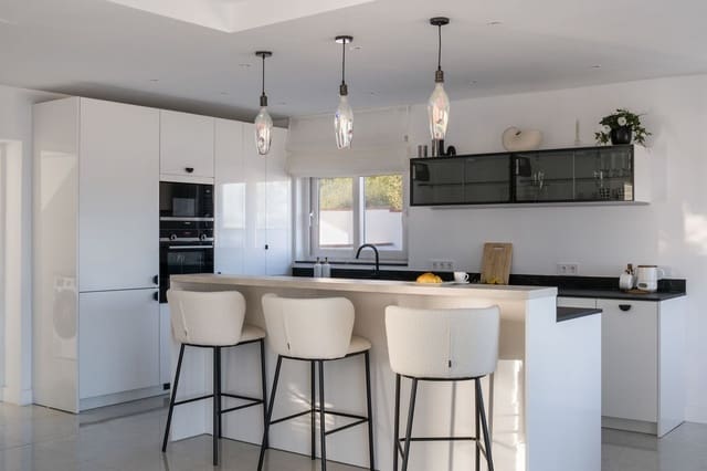 4 soverom Villa til salgs i La Duquesa / Puerto de la Duquesa, Manilva med svømmebasseng - € 1 100 000 (Ref: 9540178)