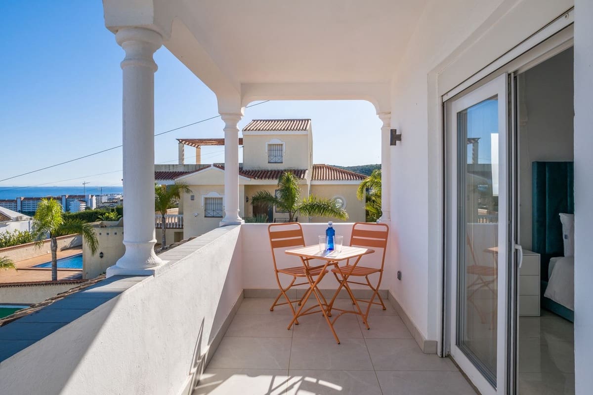 4 soverom Villa til salgs i La Duquesa / Puerto de la Duquesa med svømmebasseng - € 1 100 000 (Ref: 9540178)