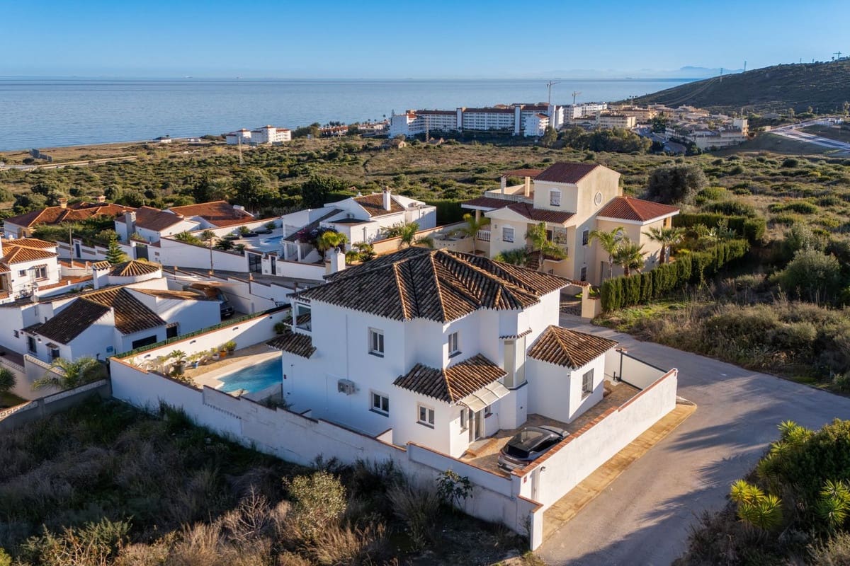4 soverom Villa til salgs i La Duquesa / Puerto de la Duquesa med svømmebasseng - € 1 100 000 (Ref: 9540178)