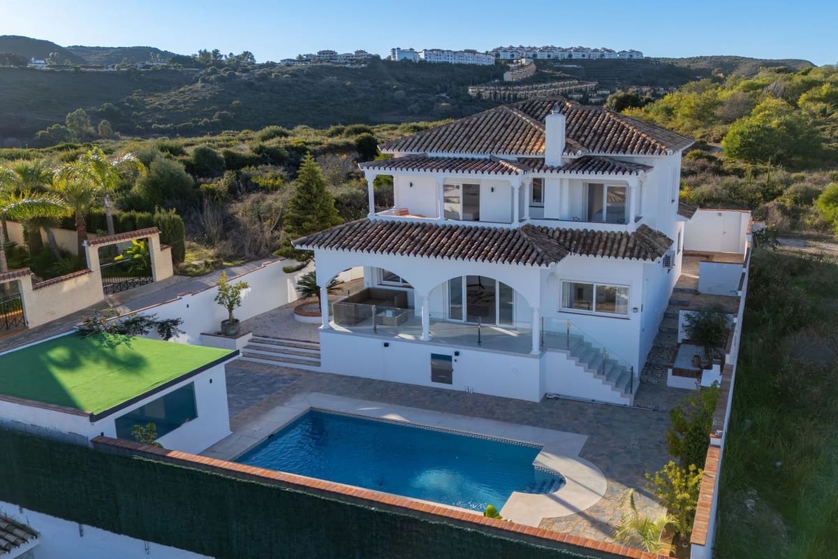 4 soverom Villa til salgs i La Duquesa / Puerto de la Duquesa med svømmebasseng - € 1 100 000 (Ref: 9540178)
