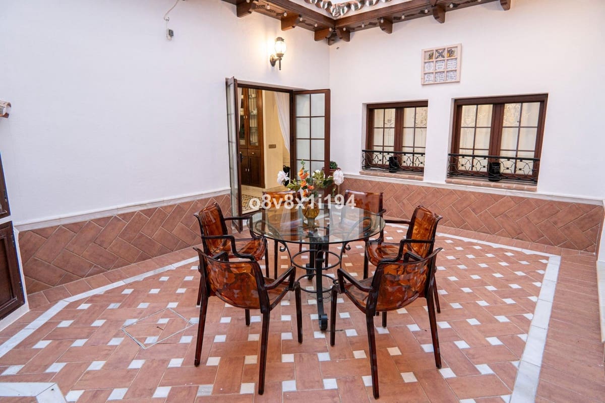 5 bedroom Villa for sale in Fuengirola - € 1,100,000 (Ref: 9540179)
