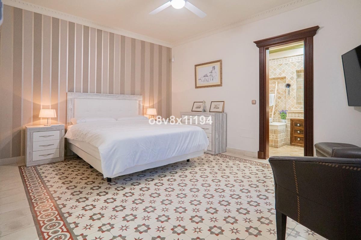 5 bedroom Villa for sale in Fuengirola - € 1,100,000 (Ref: 9540179)