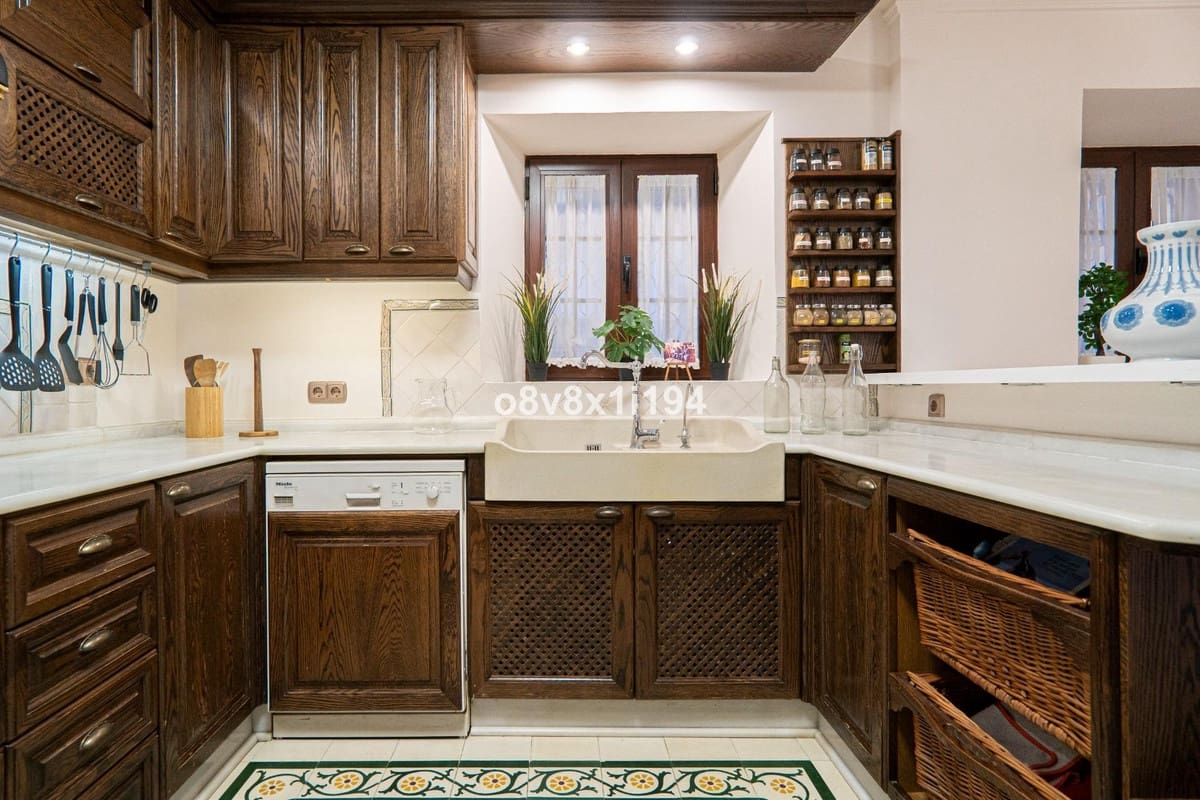 5 bedroom Villa for sale in Fuengirola - € 1,100,000 (Ref: 9540179)