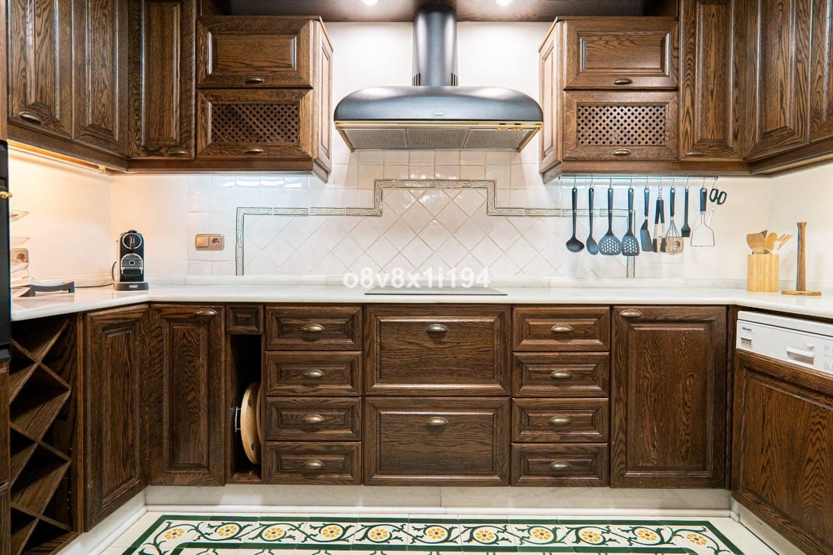 5 bedroom Villa for sale in Fuengirola - € 1,100,000 (Ref: 9540179)