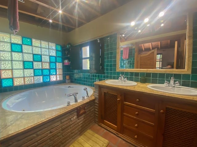 6 soveværelse Villa til salg i La Dama de Noche - La Alzambra, Marbella med swimmingpool garage - € 1.100.000 (Ref: 9540183)