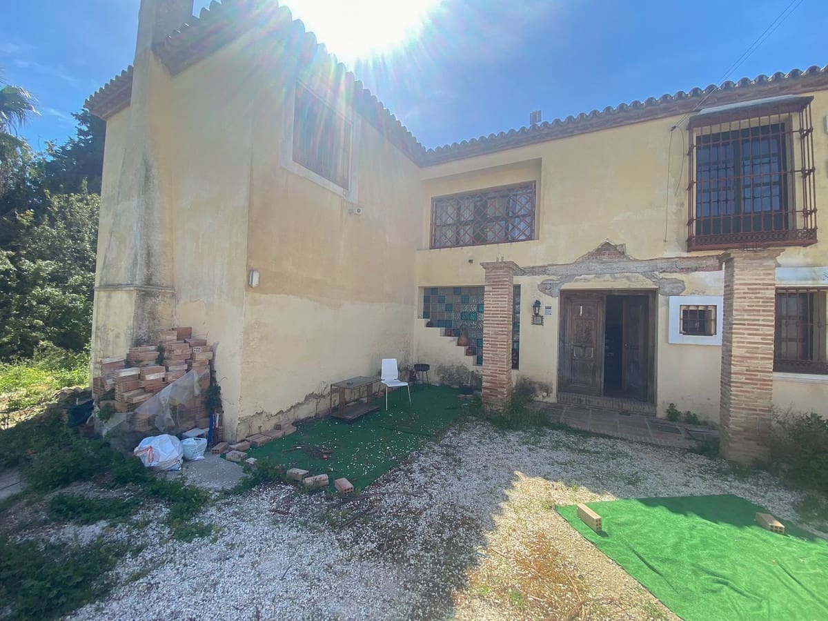 6 soveværelse Villa til salg i Nueva Andalucia med swimmingpool garage - € 1.100.000 (Ref: 9540183)