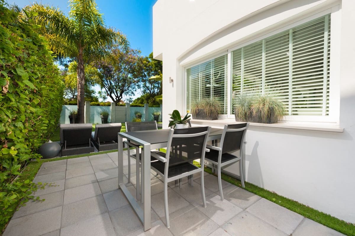 Pareado de 4 habitaciones en Guadalmina en venta con piscina - 1.100.000 € (Ref: 9540185)