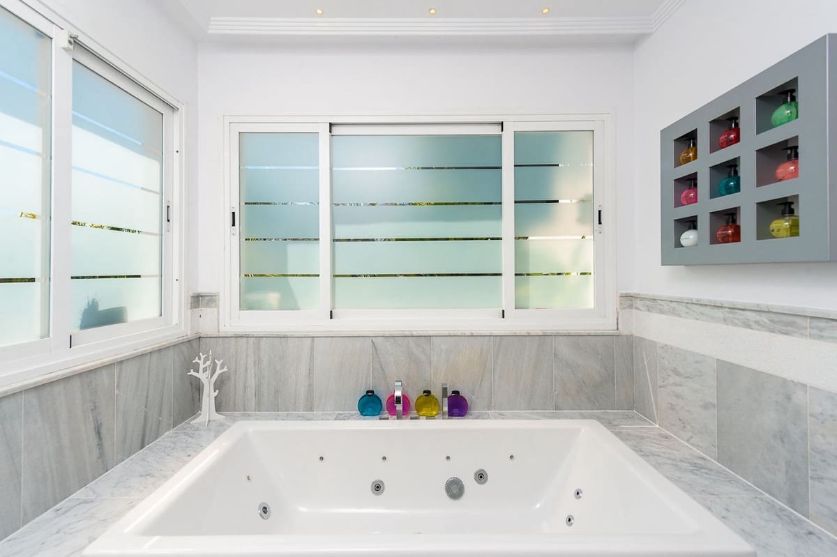 Pareado de 4 habitaciones en Guadalmina en venta con piscina - 1.100.000 € (Ref: 9540185)