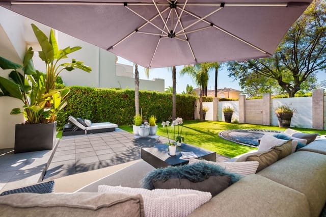 Pareado de 4 habitaciones en Guadalmina Baja, Marbella en venta con piscina - 1.100.000 € (Ref: 9540185)