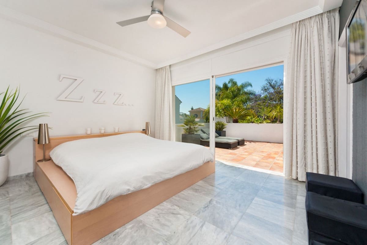 Pareado de 4 habitaciones en Guadalmina en venta con piscina - 1.100.000 € (Ref: 9540185)