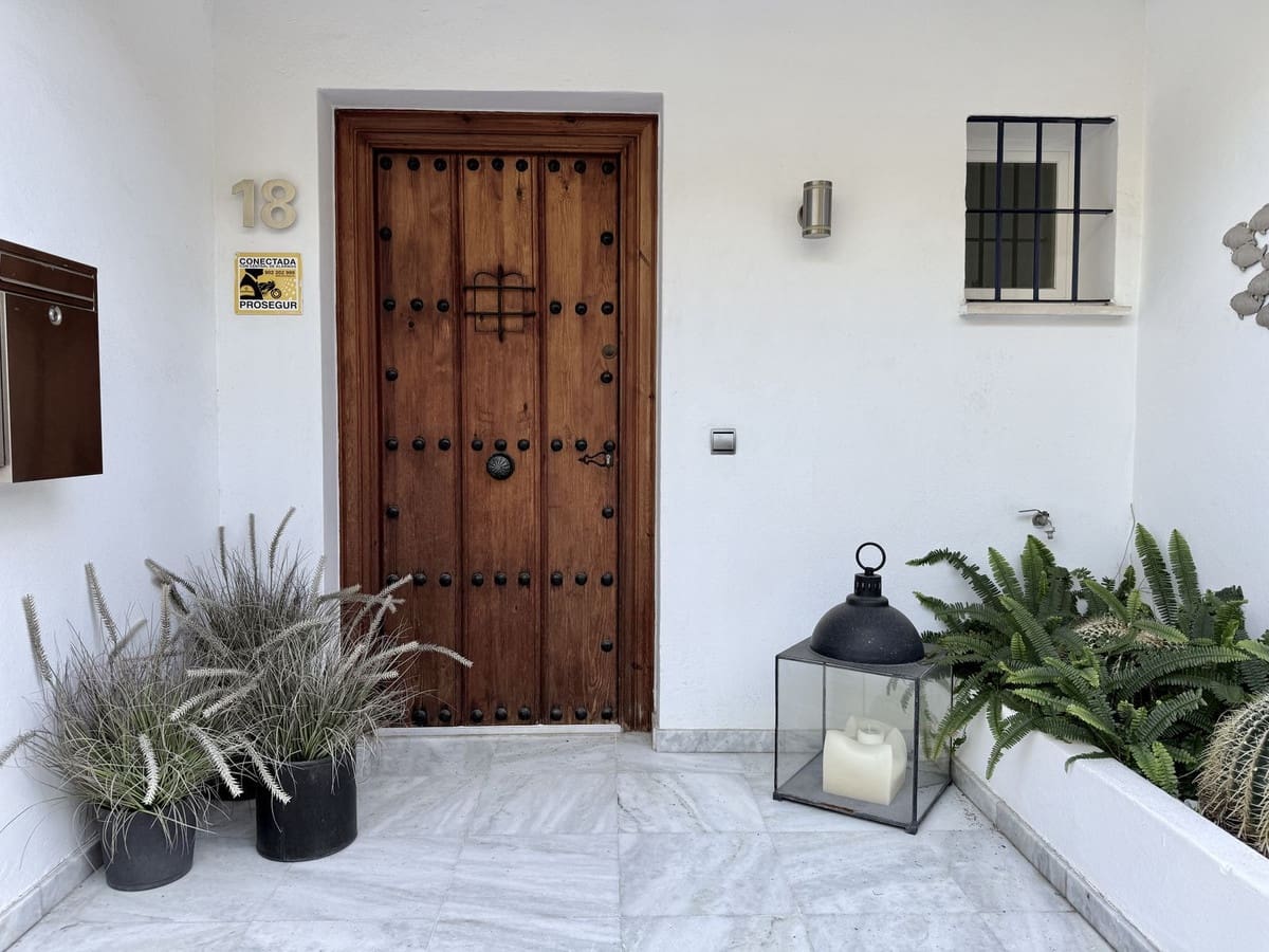 Pareado de 4 habitaciones en Guadalmina en venta con piscina - 1.100.000 € (Ref: 9540185)