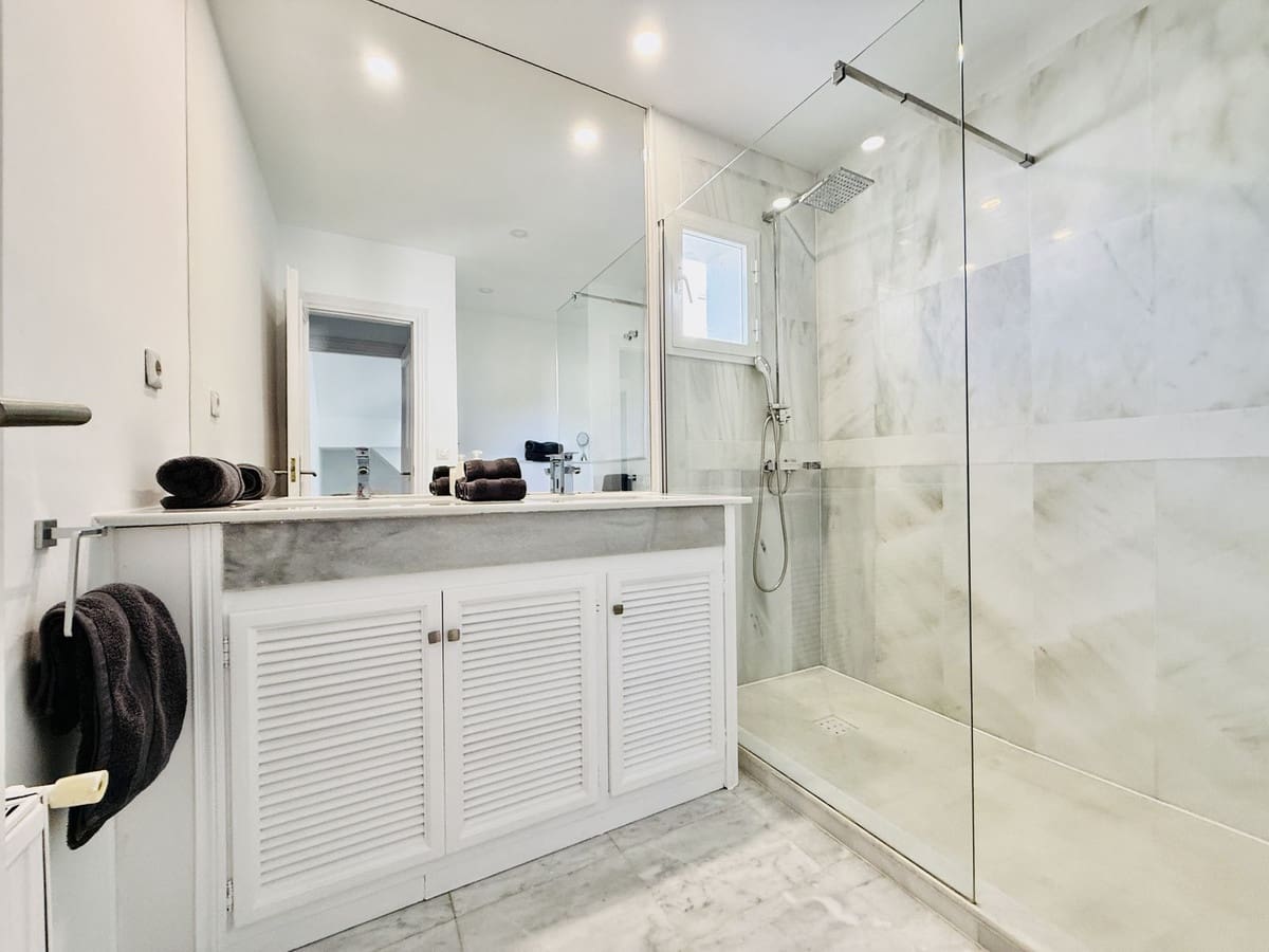 Pareado de 4 habitaciones en Guadalmina en venta con piscina - 1.100.000 € (Ref: 9540185)