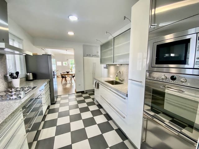 Pareado de 4 habitaciones en Guadalmina Baja, Marbella en venta con piscina - 1.100.000 € (Ref: 9540185)