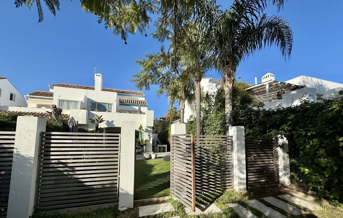 Pareado de 4 habitaciones en Guadalmina en venta con piscina - 1.100.000 € (Ref: 9540185)