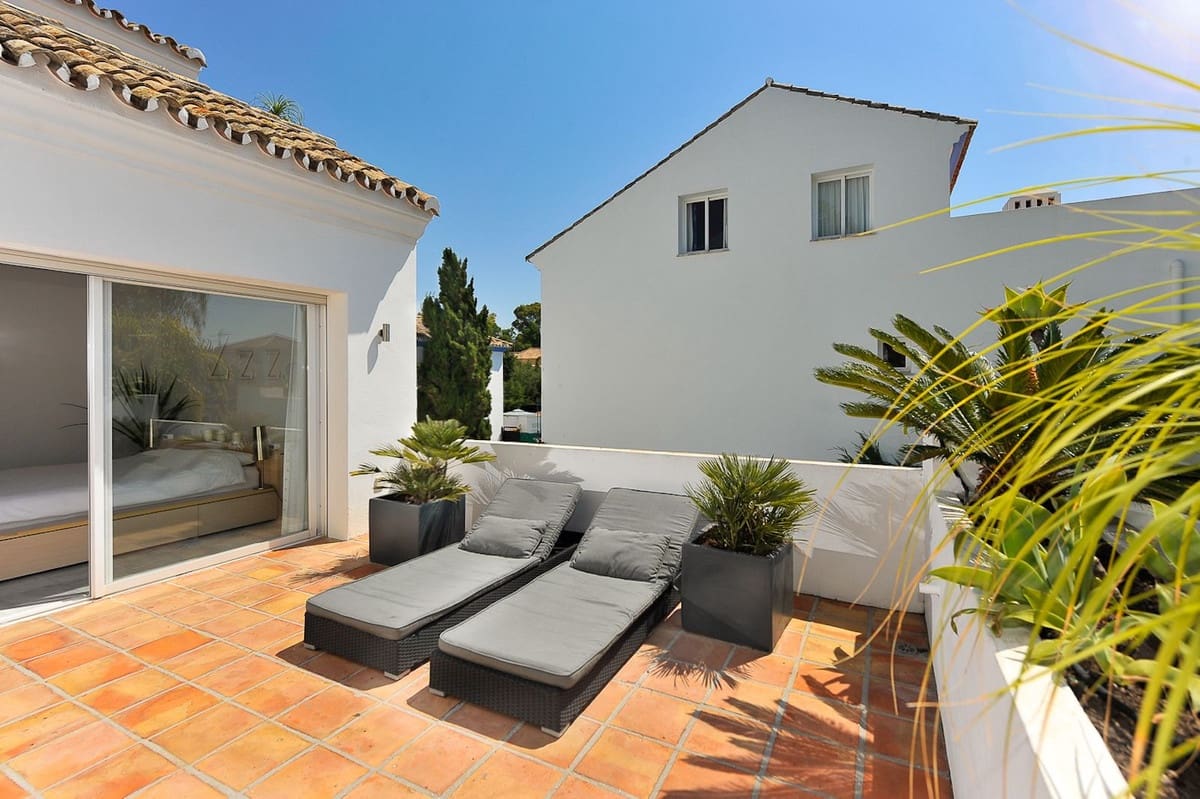 Pareado de 4 habitaciones en Guadalmina en venta con piscina - 1.100.000 € (Ref: 9540185)