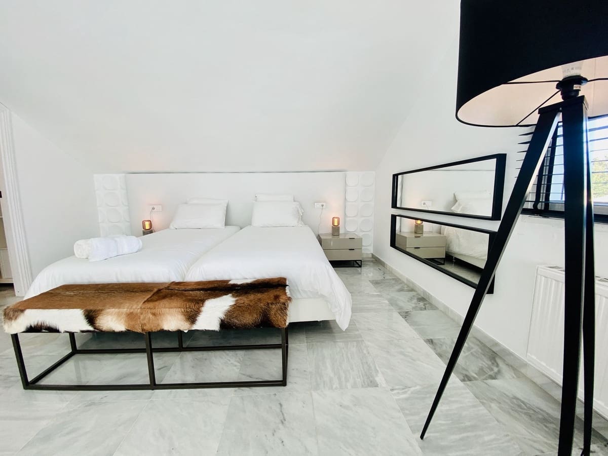 Pareado de 4 habitaciones en Guadalmina en venta con piscina - 1.100.000 € (Ref: 9540185)