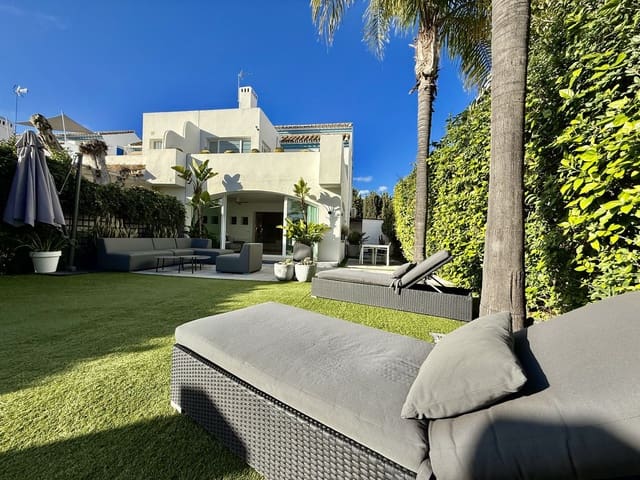 Pareado de 4 habitaciones en Guadalmina Baja, Marbella en venta con piscina - 1.100.000 € (Ref: 9540185)