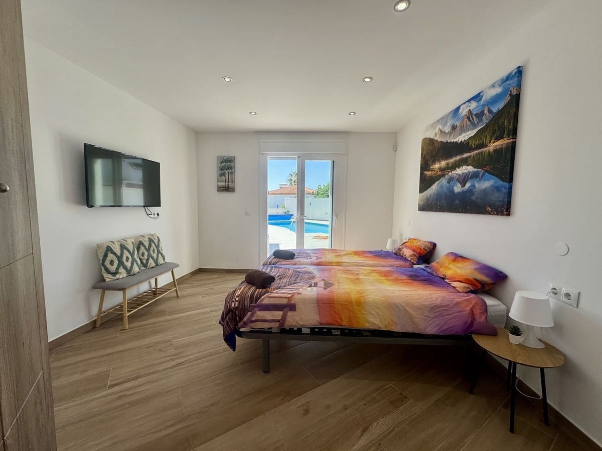 4 soveværelse Villa til salg i Estepona med swimmingpool - € 1.149.000 (Ref: 9540196)