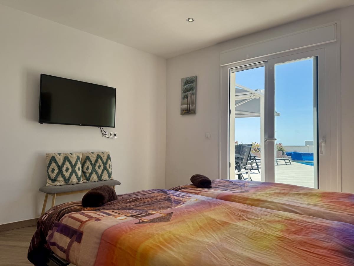 4 soveværelse Villa til salg i Estepona med swimmingpool - € 1.149.000 (Ref: 9540196)