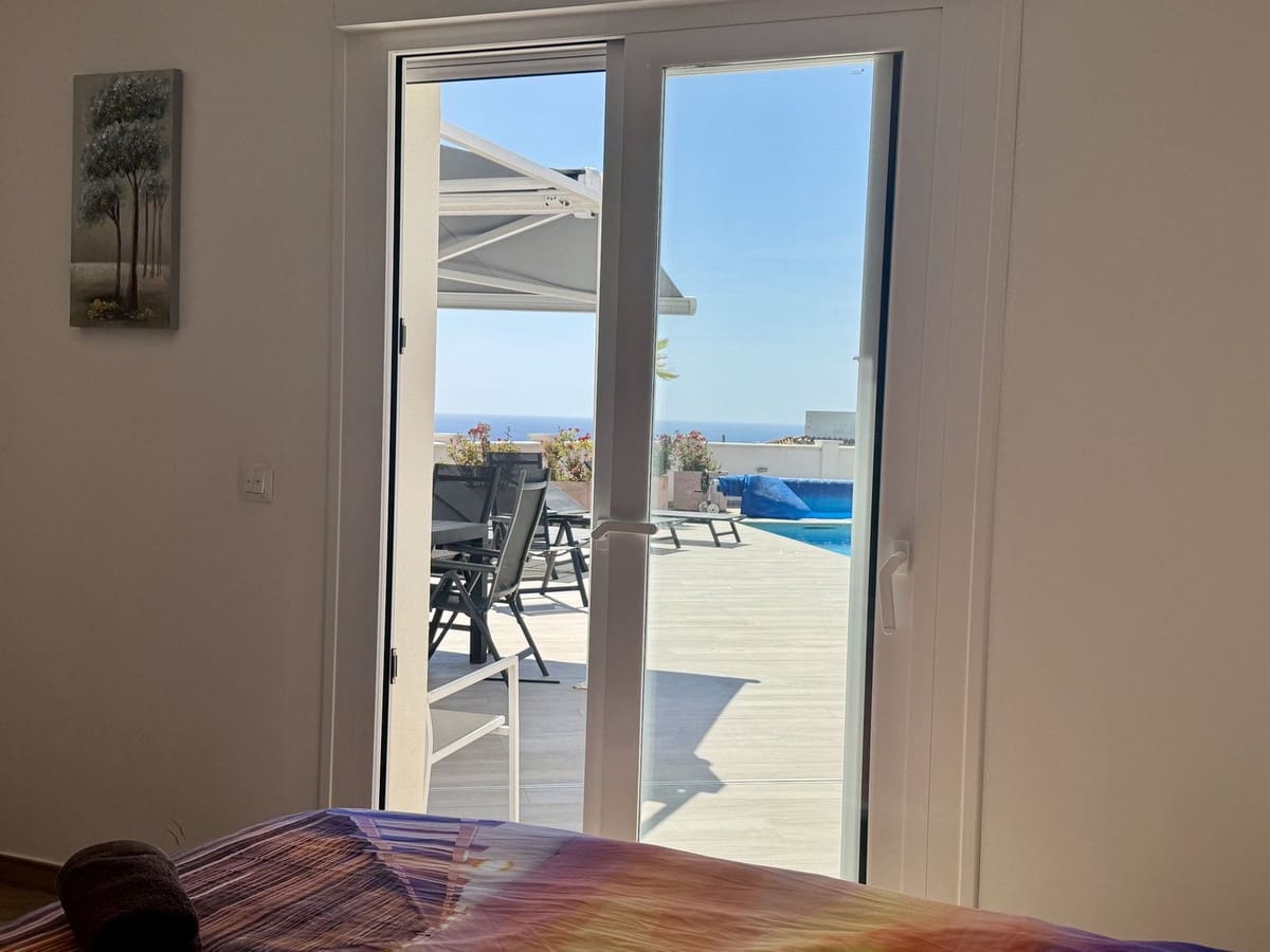 4 soveværelse Villa til salg i Estepona med swimmingpool - € 1.149.000 (Ref: 9540196)