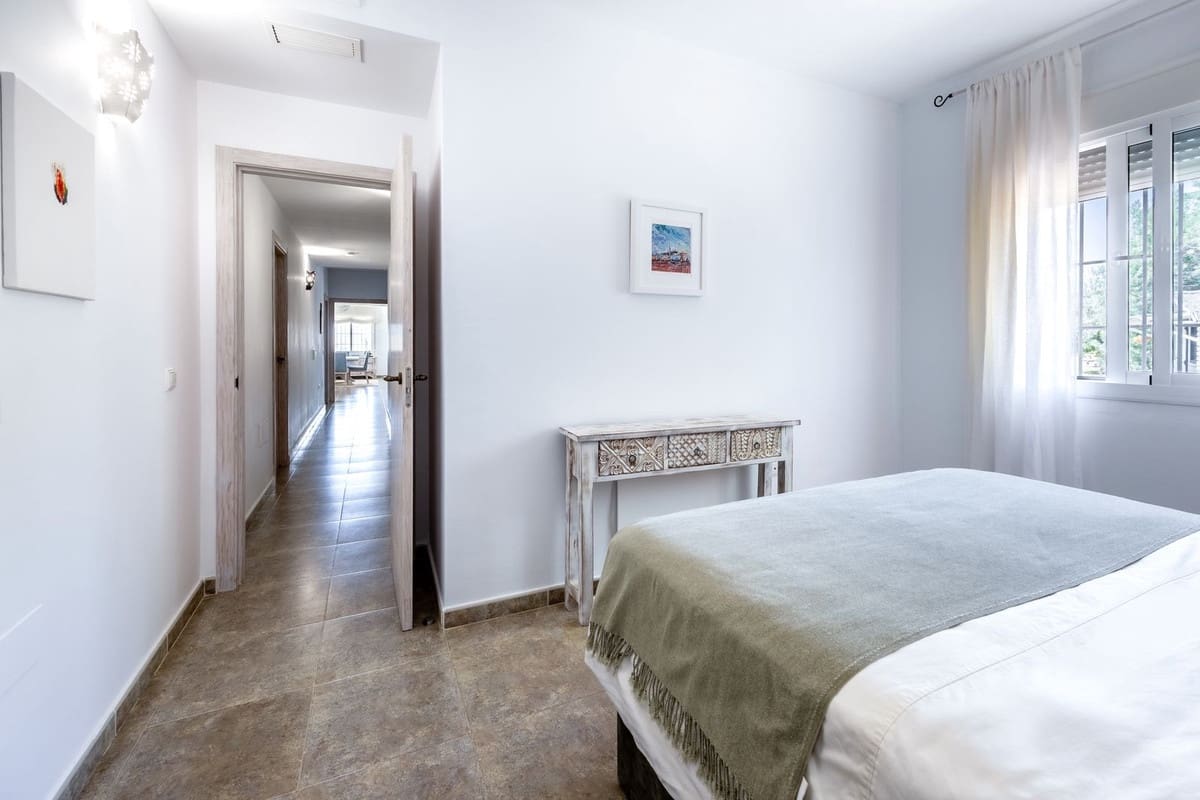 4 bedroom Villa for sale in Alhaurin el Grande with pool - € 999,000 (Ref: 9540207)