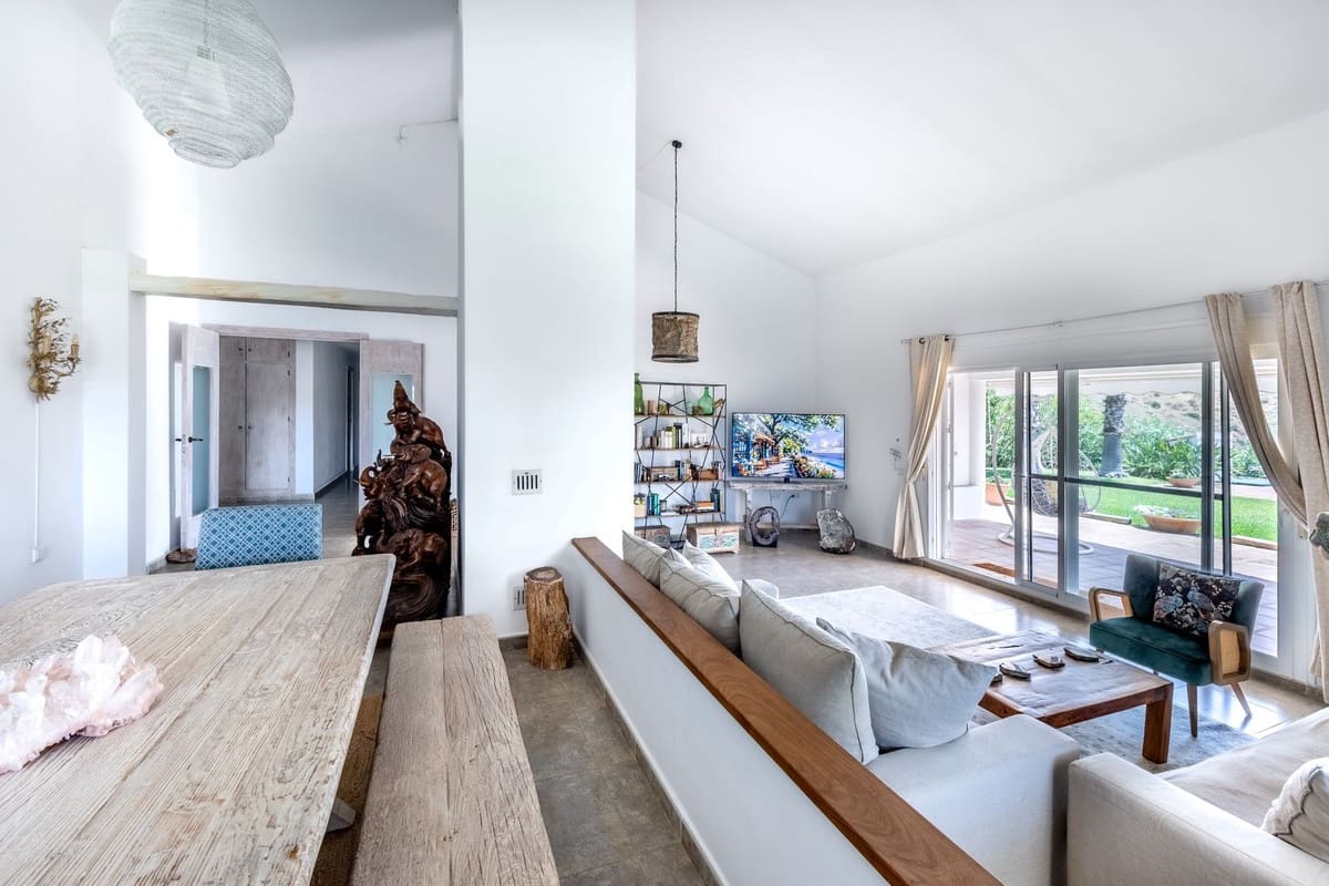 4 bedroom Villa for sale in Alhaurin el Grande with pool - € 999,000 (Ref: 9540207)