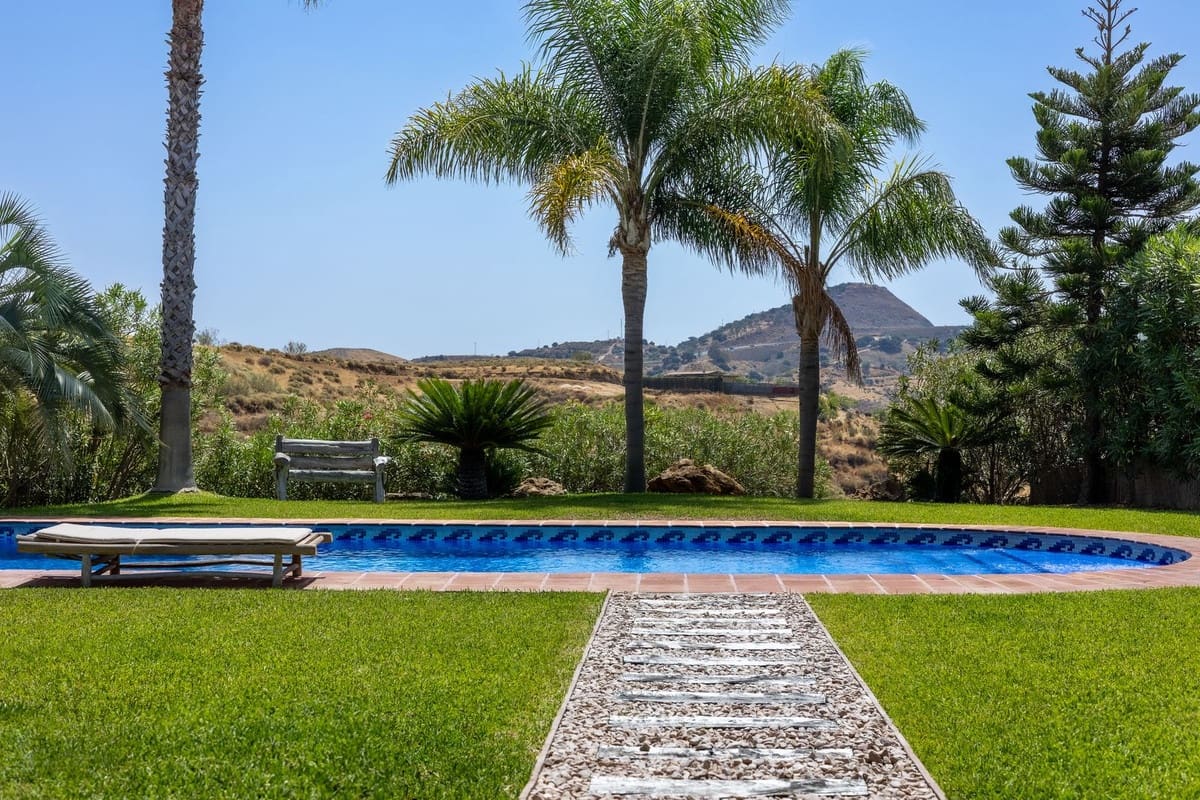 4 bedroom Villa for sale in Alhaurin el Grande with pool - € 999,000 (Ref: 9540207)