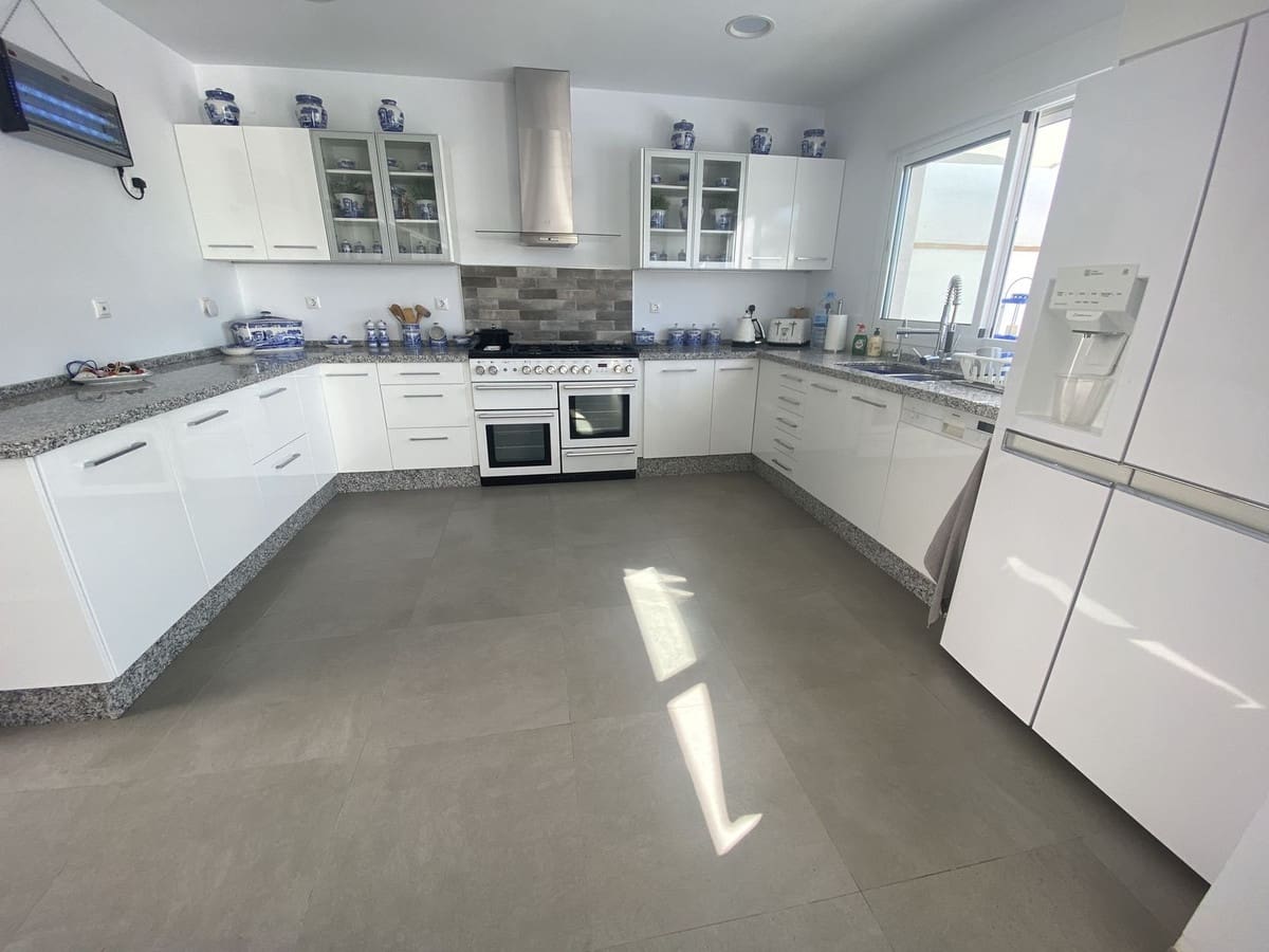 5 slaapkamer Villa te koop in Torremolinos met zwembad garage - € 1.150.000 (Ref: 9540210)