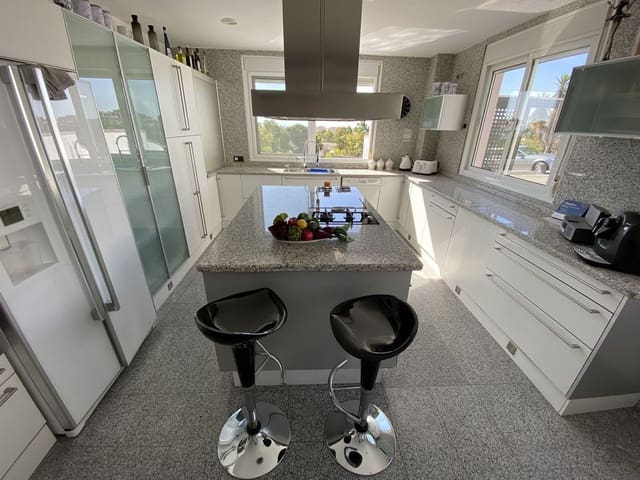 5 makuuhuone Huvila myytävänä paikassa Torremolinos mukana uima-altaan 
autotalli - 1 150 000 € (Ref: 9540210)