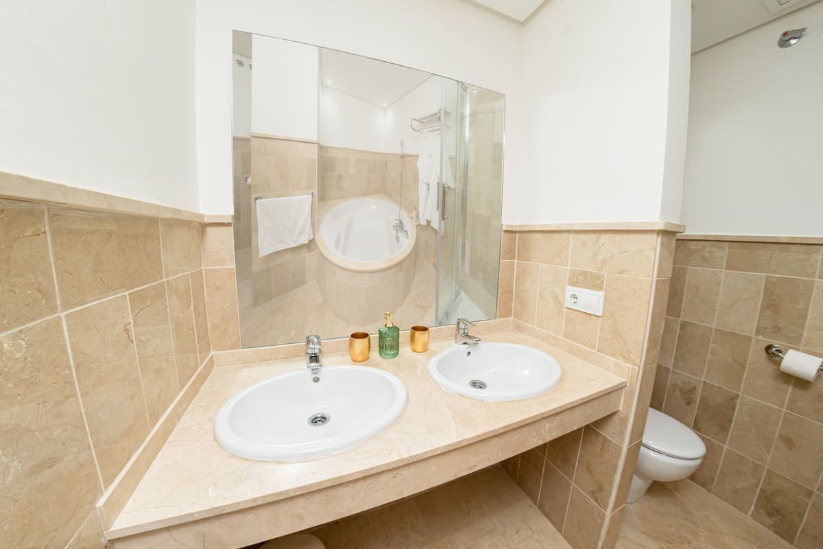 3 quarto Moradia Geminada para venda em Marbella - 1 165 000 € (Ref: 9540215)