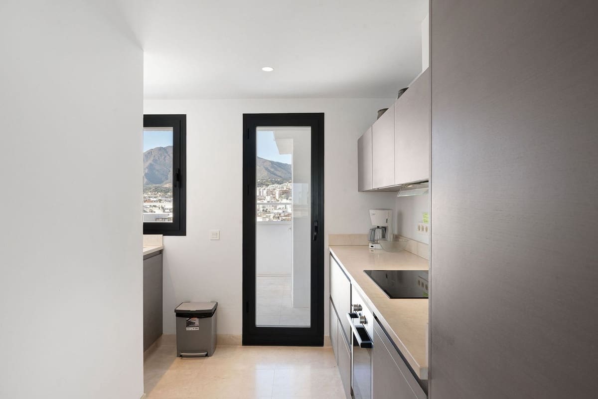 Ático de 3 habitaciones en Estepona en venta - 1.175.000 € (Ref: 9540217)