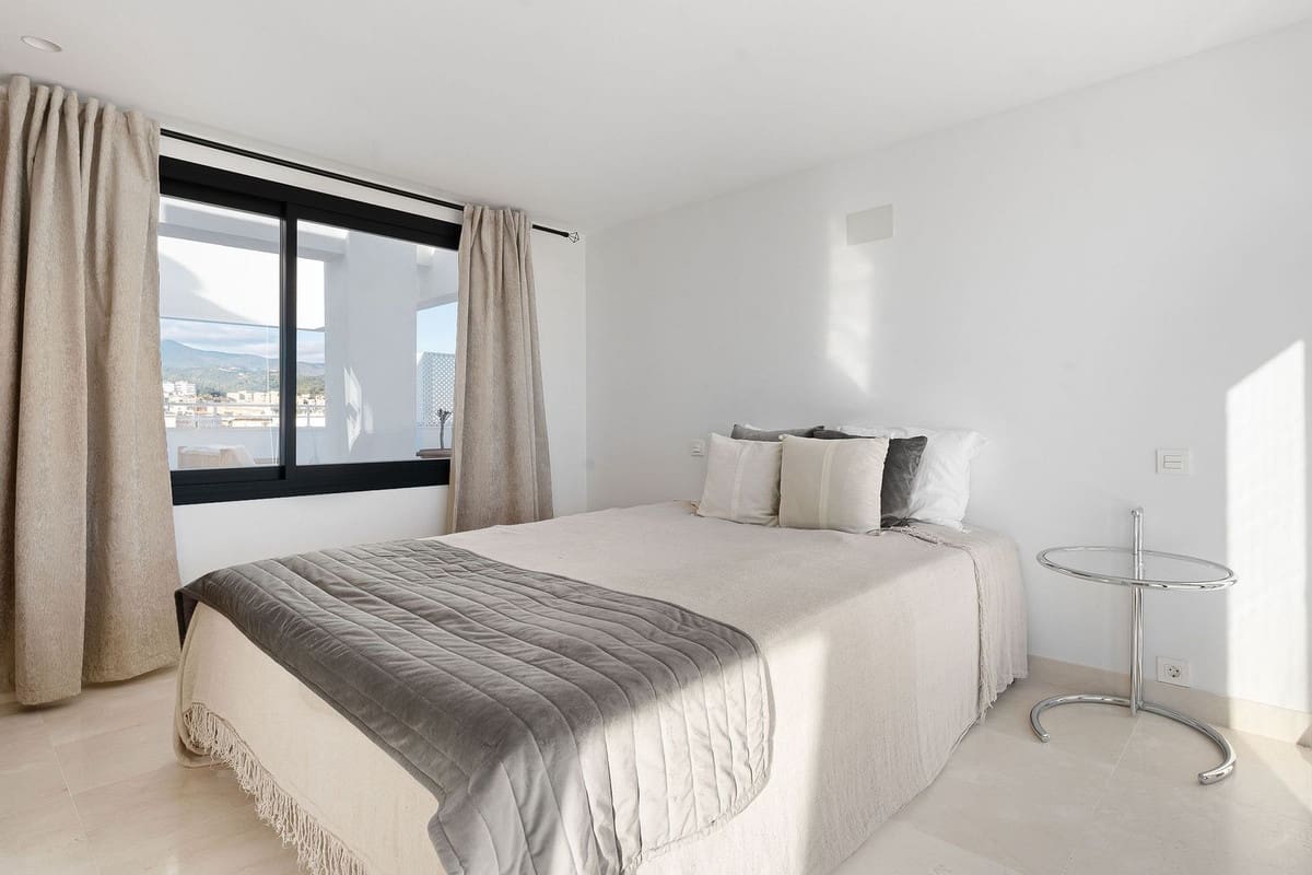 Ático de 3 habitaciones en Estepona en venta - 1.175.000 € (Ref: 9540217)