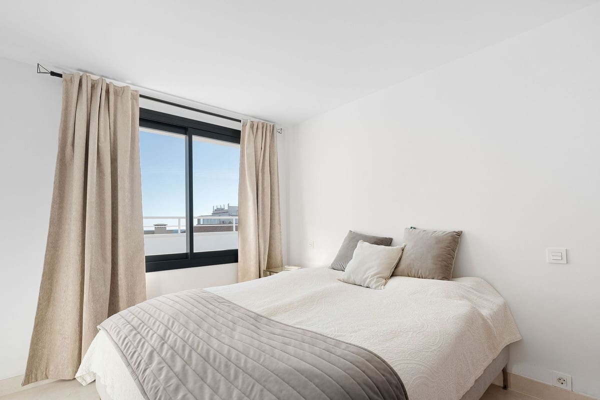 Ático de 3 habitaciones en Estepona en venta - 1.175.000 € (Ref: 9540217)