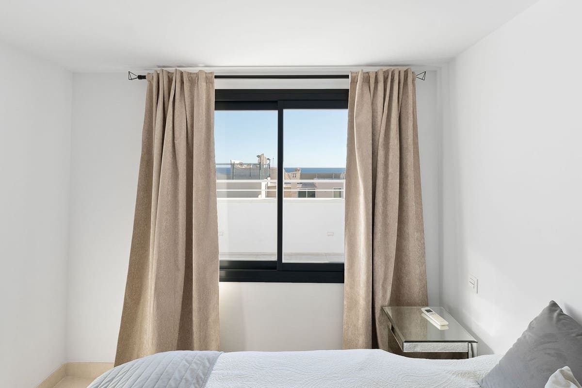 Ático de 3 habitaciones en Estepona en venta - 1.175.000 € (Ref: 9540217)