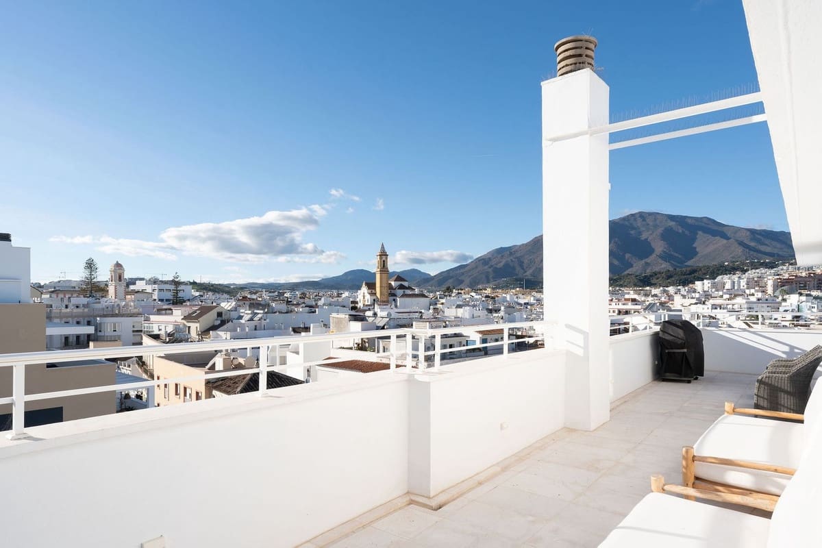 Ático de 3 habitaciones en Estepona en venta - 1.175.000 € (Ref: 9540217)