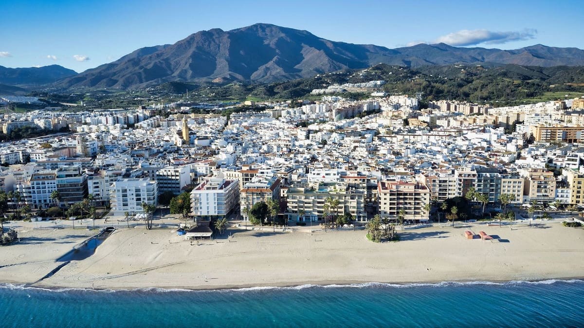 Ático de 3 habitaciones en Estepona en venta - 1.175.000 € (Ref: 9540217)