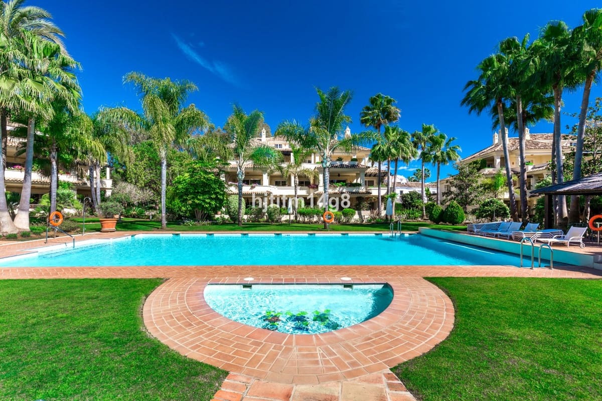 3 soverom Leilighet til salgs i Nueva Andalucia med svømmebasseng - € 1 195 000 (Ref: 9540230)