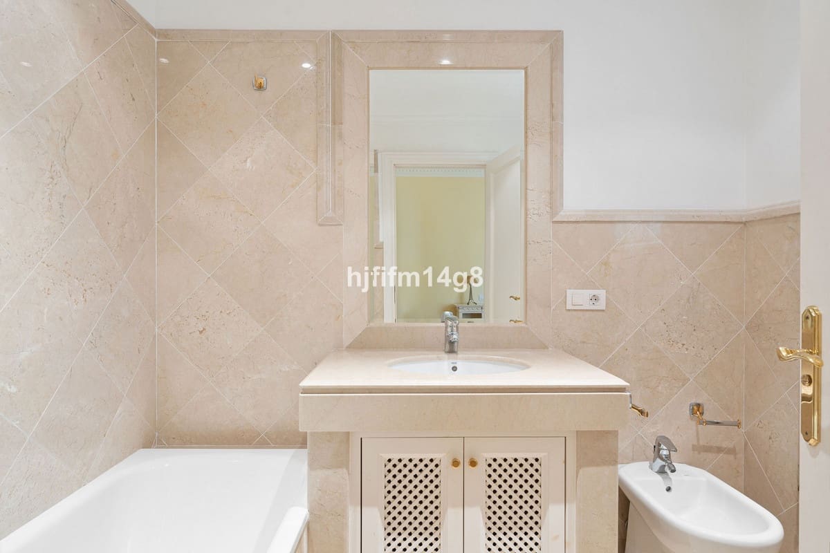 3 soverom Leilighet til salgs i Nueva Andalucia med svømmebasseng - € 1 195 000 (Ref: 9540230)