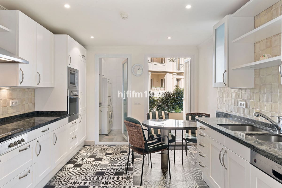 3 soverom Leilighet til salgs i Nueva Andalucia med svømmebasseng - € 1 195 000 (Ref: 9540230)